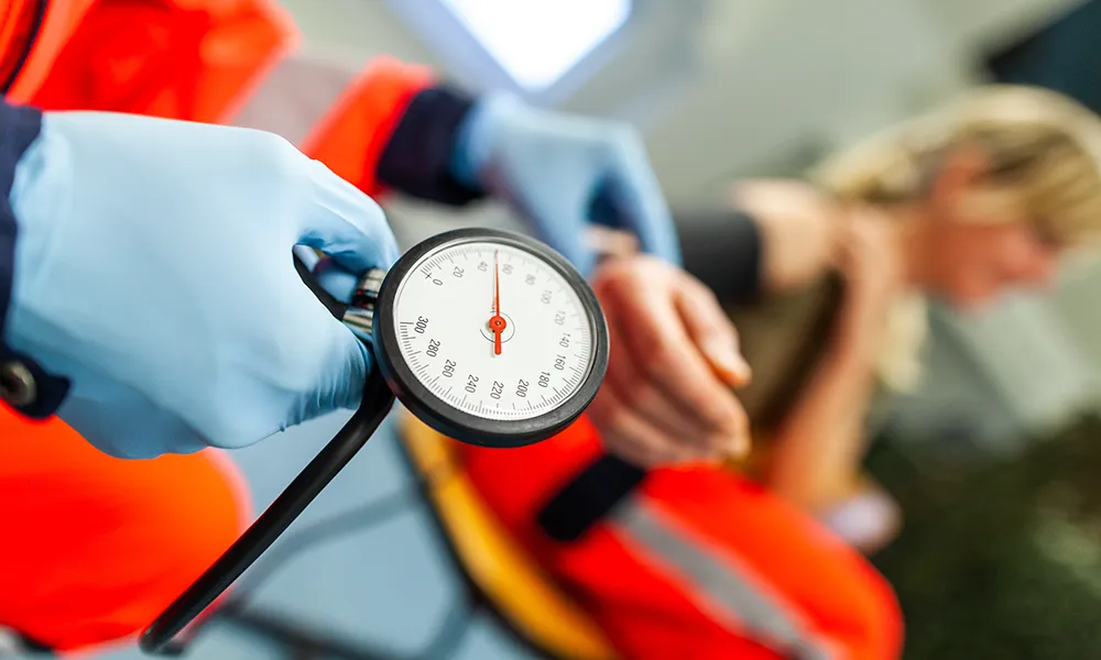 Sanitäter misst Blutdruck bei Patientin